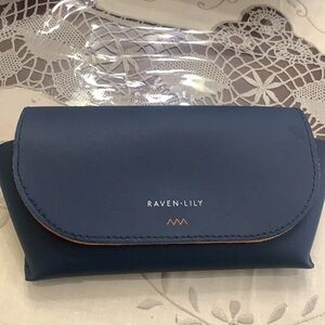 RAVEN + LILY GLASSES SUNGLASSES CASE COLAB AMERICAN AIRLINES BLUE